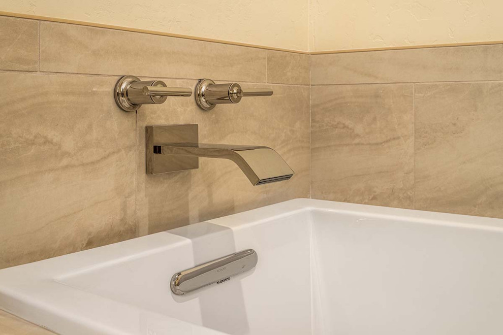 Foto di una stanza da bagno padronale tradizionale di medie dimensioni con vasca da incasso, piastrelle beige, piastrelle in gres porcellanato, top in quarzite e top beige