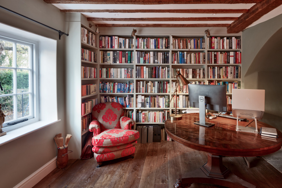 Источник вдохновения для домашнего уюта: домашняя библиотека среднего размера в стиле кантри с зелеными стенами, паркетным полом среднего тона, отдельно стоящим рабочим столом, коричневым полом и балками на потолке