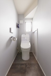 おしゃれなトイレ 洗面所 グレーの壁 の画像 年9月 Houzz Jp