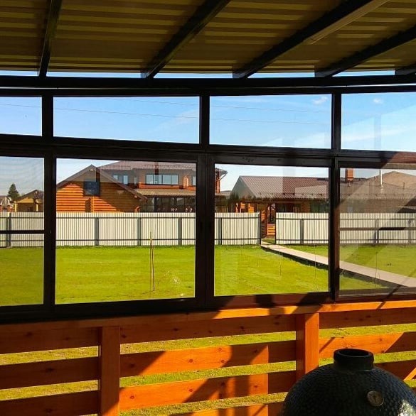 Деревянная беседка с панорамным остеклением