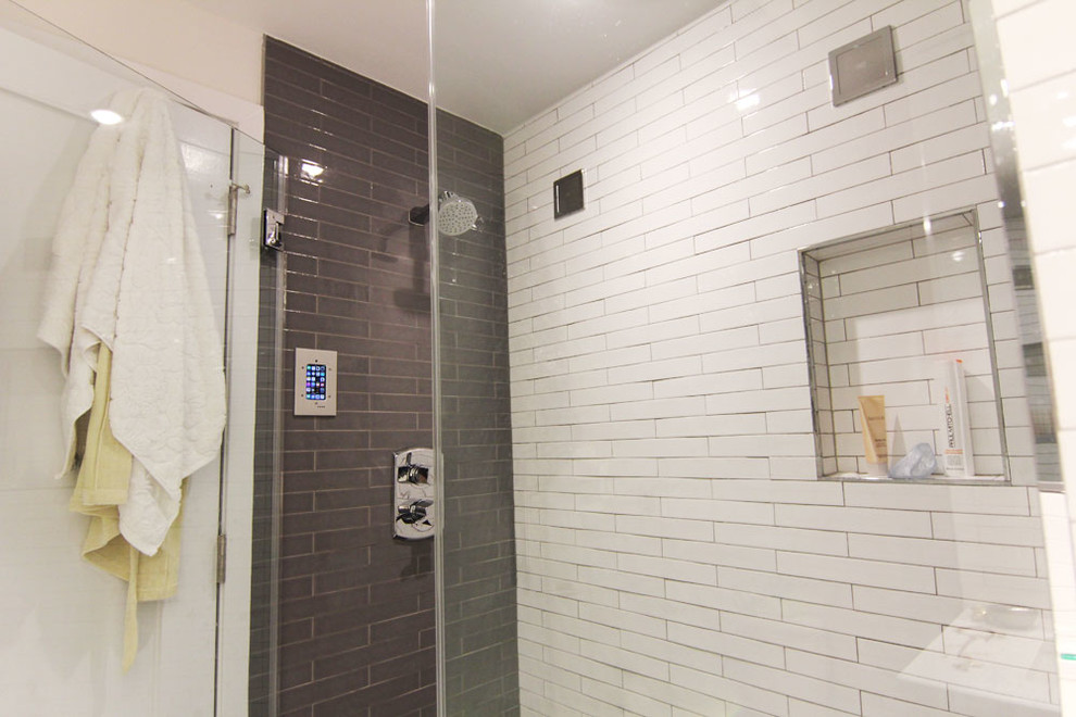 Corner shower - mid-sized contemporary master corner shower idea in New York