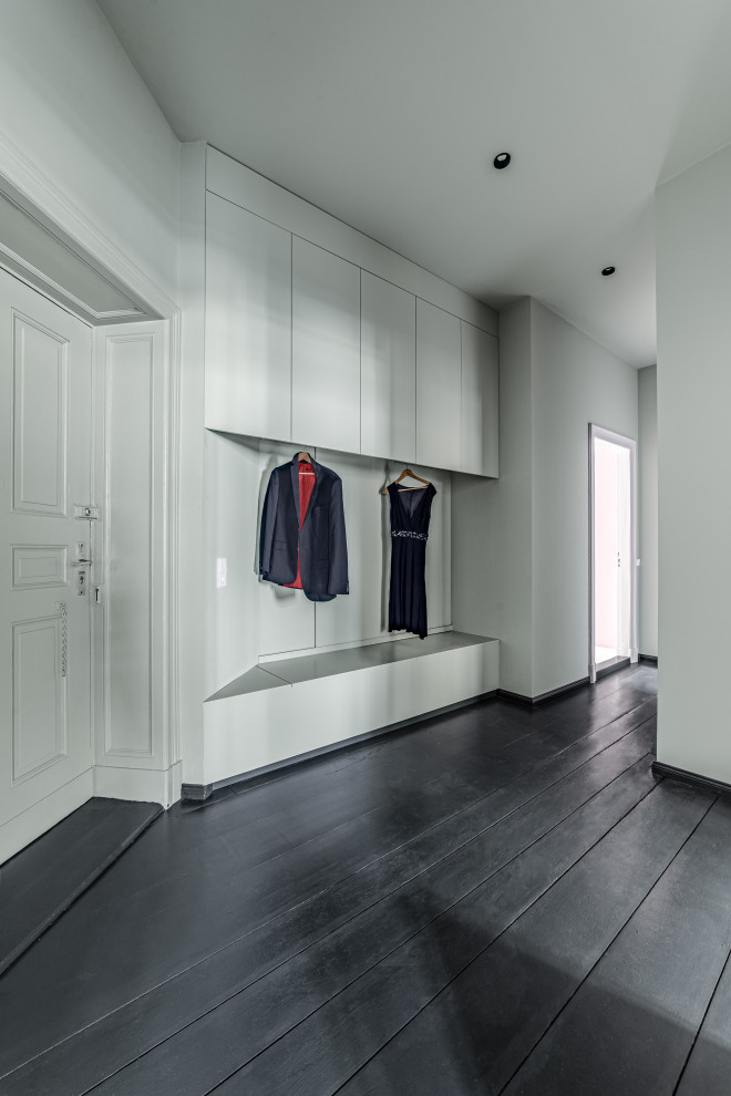 Mittelgroßer Moderner Eingang mit Stauraum und grüner Wandfarbe in Berlin