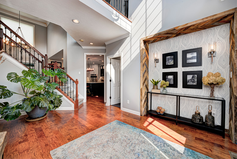 Mittelgroße Moderne Haustür mit grauer Wandfarbe, hellem Holzboden, braunem Boden und Tapetenwänden in Indianapolis
