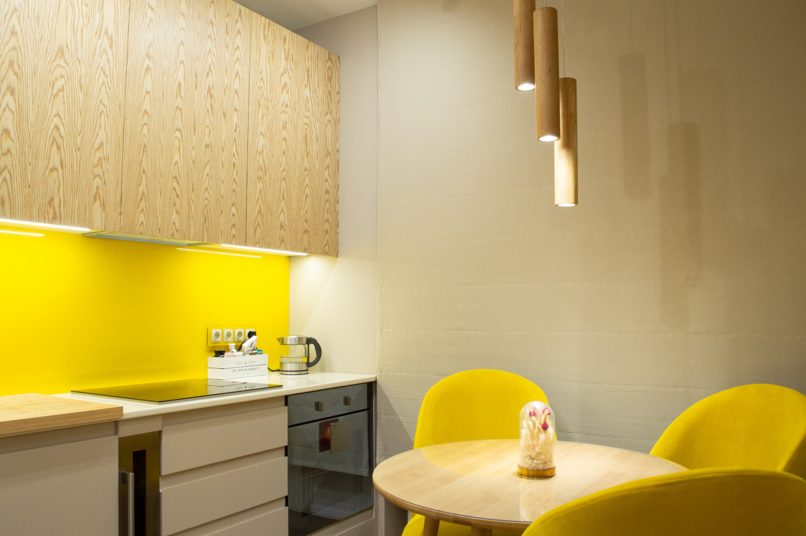 Яркая современная кухня