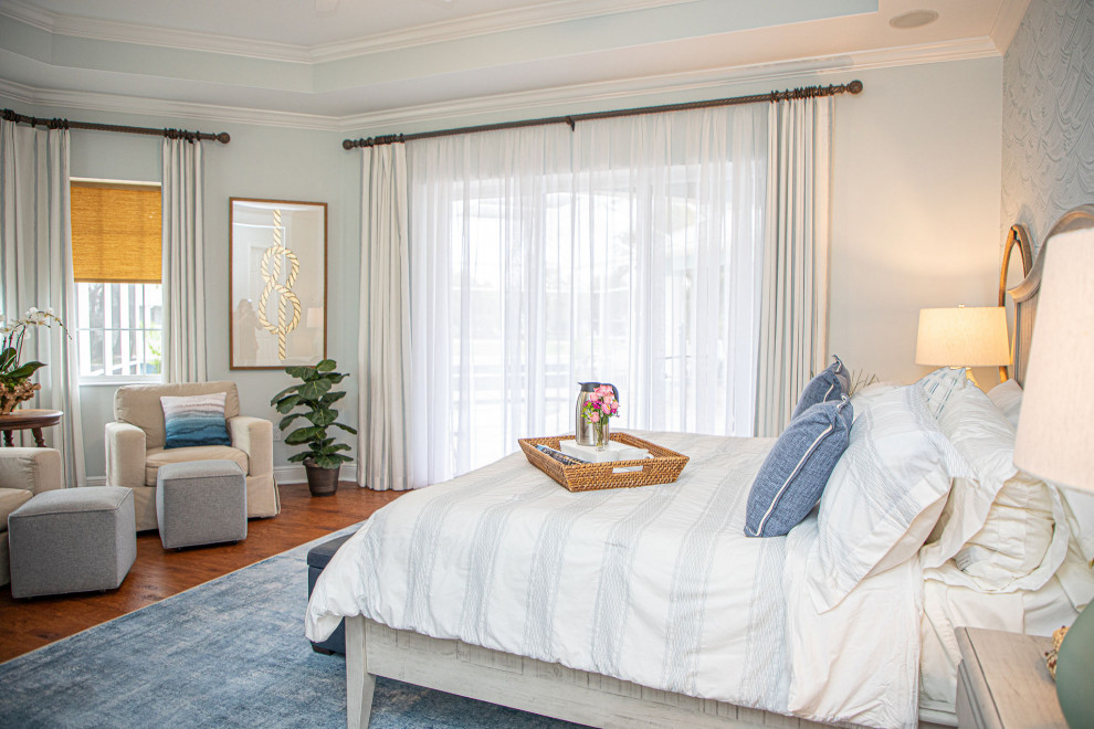 Foto de dormitorio principal costero de tamaño medio sin chimenea con paredes multicolor y suelo de madera en tonos medios
