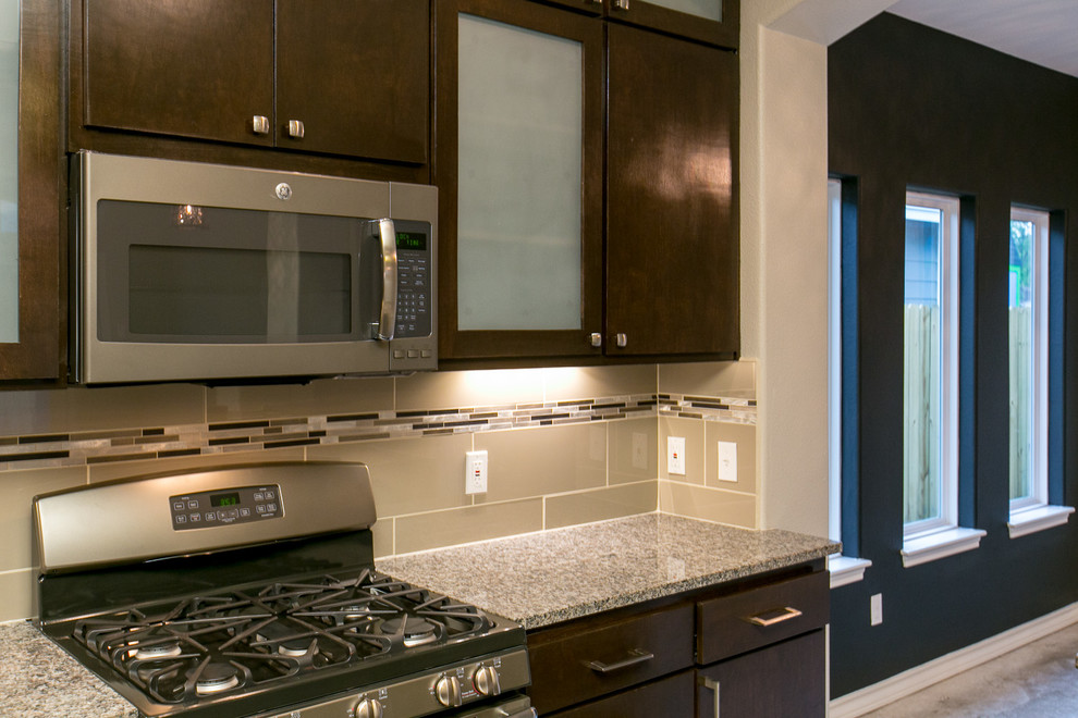 Kitchen - transitional kitchen idea in Austin