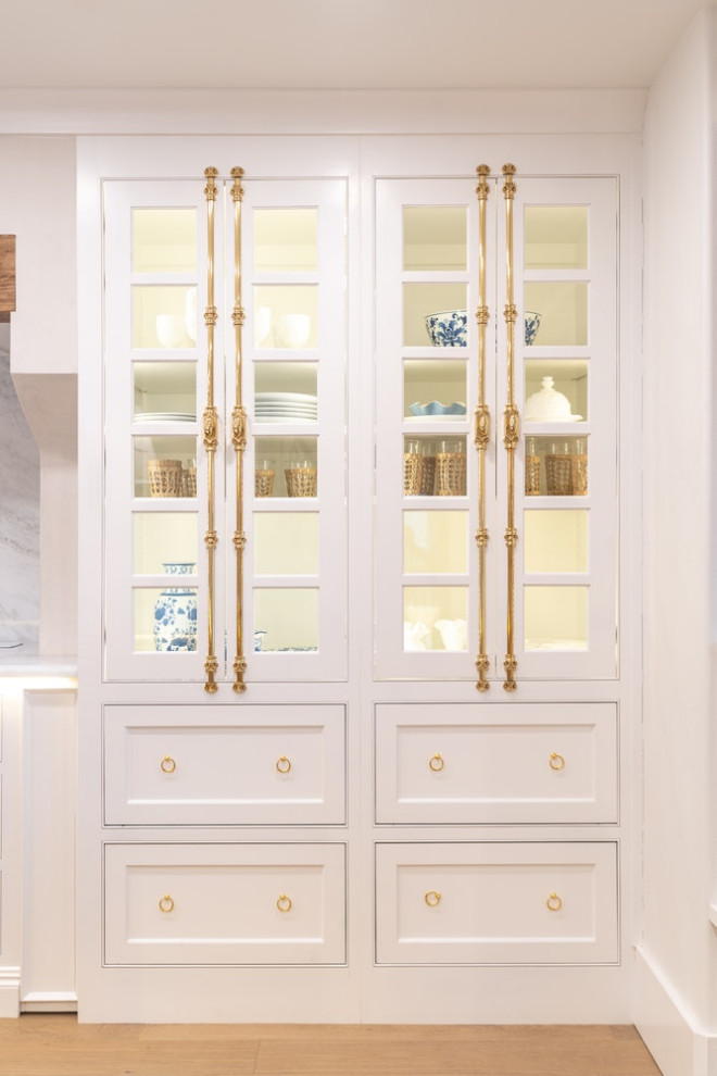 Foto di una grande cucina classica con lavello a doppia vasca, ante lisce, ante bianche, top in marmo, paraspruzzi bianco, paraspruzzi in marmo, elettrodomestici da incasso, parquet chiaro e top bianco