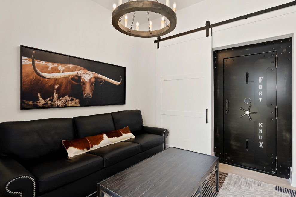 Geräumiges Gästezimmer mit weißer Wandfarbe und hellem Holzboden in Sonstige