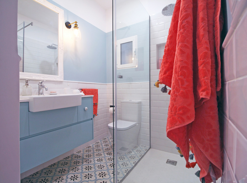 Ispirazione per una piccola stanza da bagno per bambini contemporanea con ante blu, piastrelle bianche, piastrelle diamantate, pareti blu e pavimento blu
