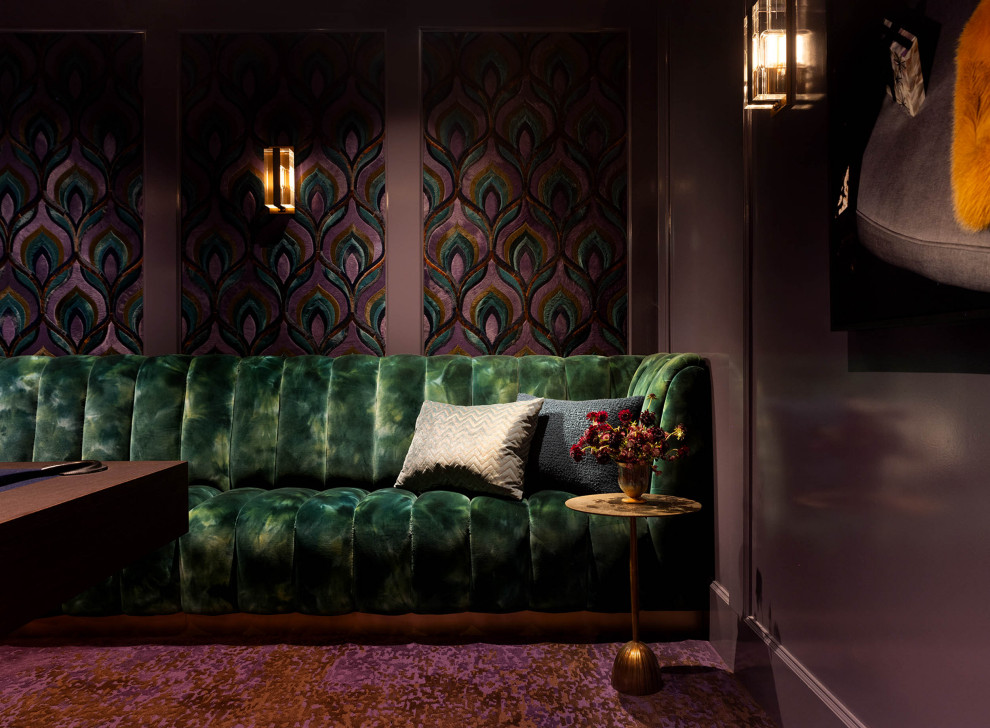Источник вдохновения для домашнего уюта: огромный изолированный домашний кинотеатр в стиле неоклассика (современная классика) с фиолетовыми стенами, ковровым покрытием и фиолетовым полом