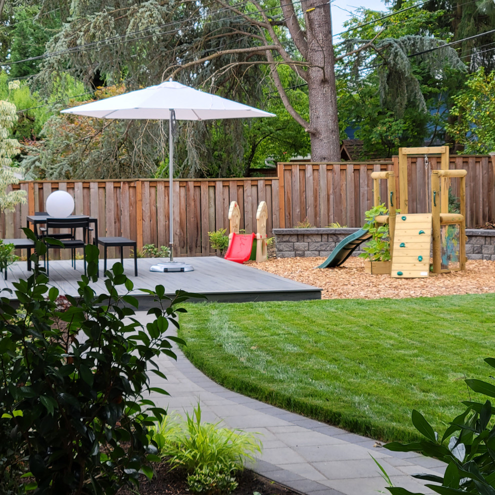 Foto di un grande giardino xeriscape chic esposto a mezz'ombra dietro casa in estate con uno spazio giochi e pedane