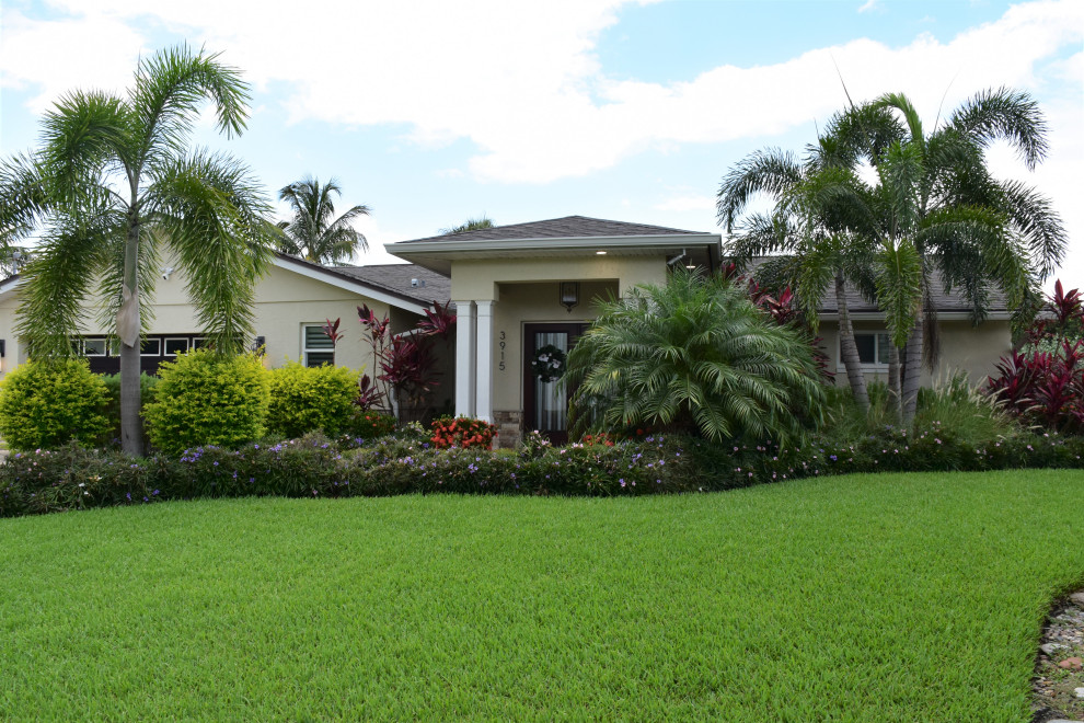 Example of a transitional exterior home design in Tampa