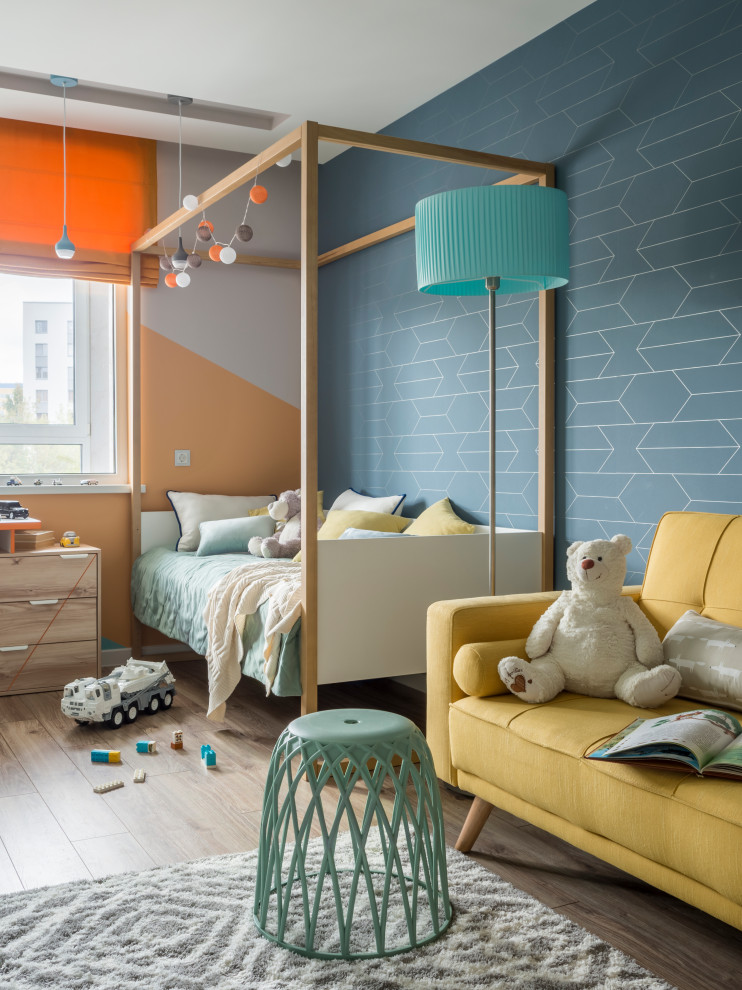 Neutrales Modernes Kinderzimmer mit Schlafplatz, bunten Wänden, braunem Holzboden, braunem Boden und Tapetenwänden in Sonstige