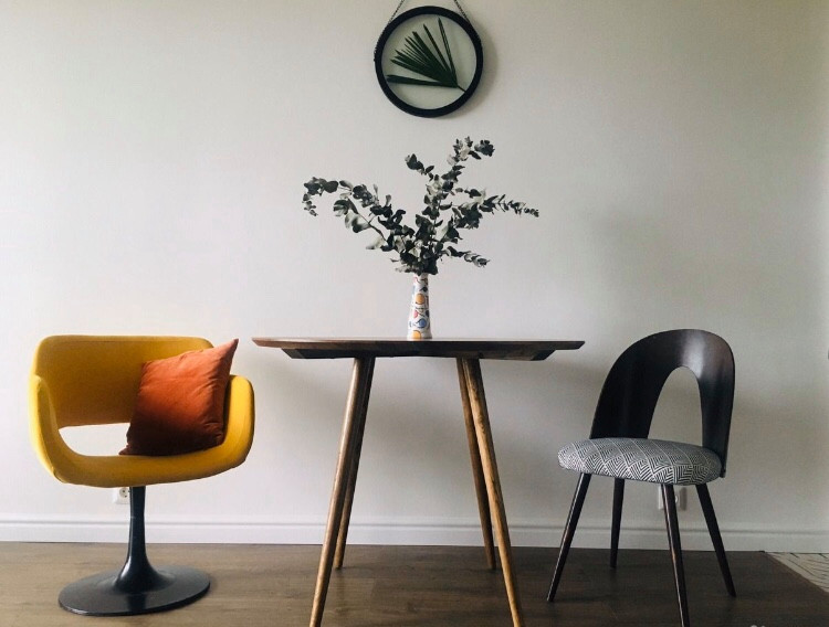 Обеденный стол в скандинавском стиле