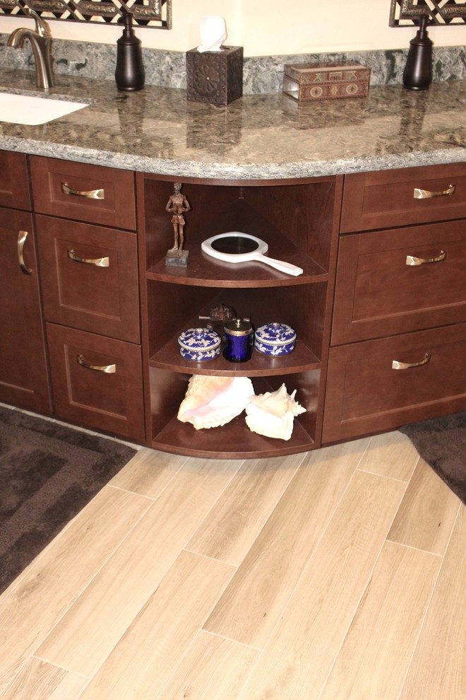 Example of a transitional home design design in Phoenix