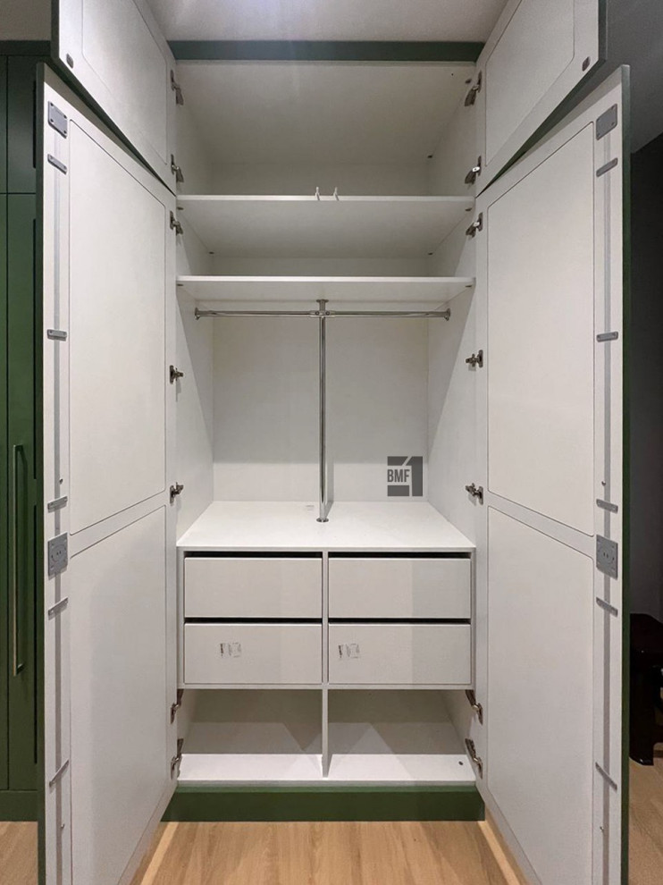 Распашной шкаф в акцентном цвете