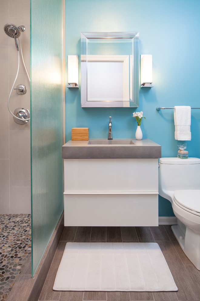 Small contemporary bathroom in Chicago with an integrated sink, an open shower, a two-piece toilet, flat-panel cabinets, concrete benchtops, beige tile, porcelain tile, blue walls, porcelain floors and white cabinets.