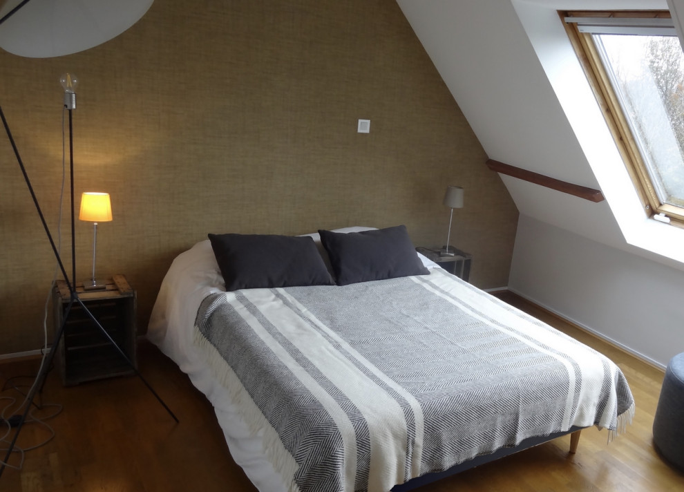 Стильный дизайн: спальня среднего размера на антресоли в восточном стиле с коричневыми стенами, паркетным полом среднего тона, коричневым полом, балками на потолке и обоями на стенах - последний тренд