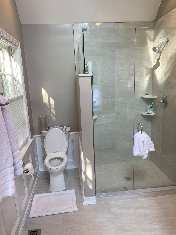 Стильный дизайн: большая главная ванная комната в стиле модернизм с фасадами в стиле шейкер, белыми фасадами, отдельно стоящей ванной, душем в нише, унитазом-моноблоком, серыми стенами, консольной раковиной, мраморной столешницей, белым полом, душем с распашными дверями, разноцветной столешницей, тумбой под две раковины, напольной тумбой и панелями на стенах - последний тренд
