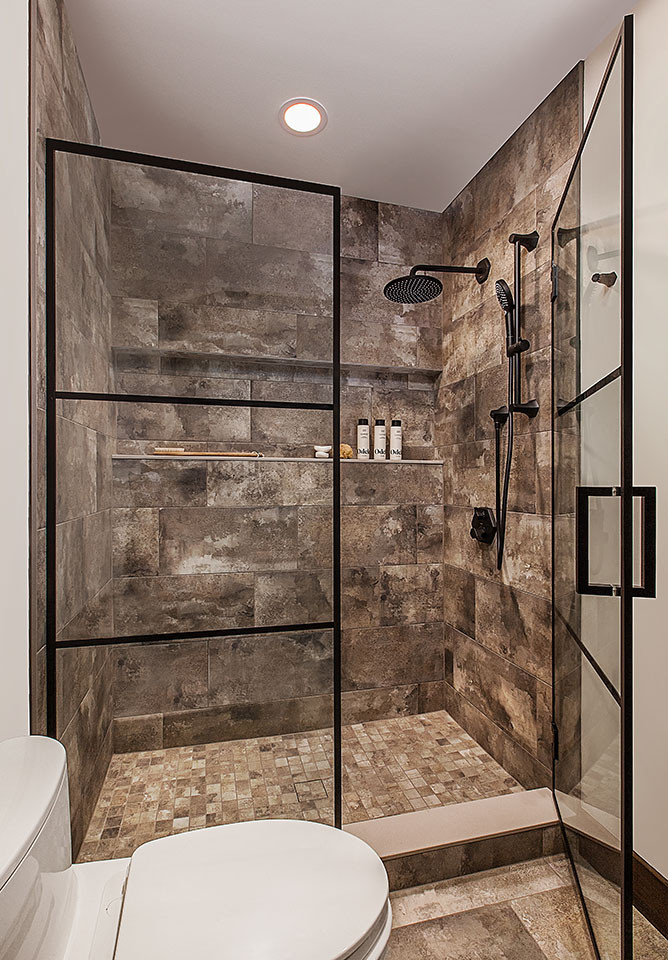 Пример оригинального дизайна: ванная комната среднего размера в стиле рустика с фасадами с утопленной филенкой, черными фасадами, душем в нише, раздельным унитазом, разноцветной плиткой, керамогранитной плиткой, серыми стенами, полом из керамогранита, душевой кабиной, настольной раковиной, столешницей из дерева, разноцветным полом, душем с распашными дверями, коричневой столешницей, нишей, тумбой под одну раковину и подвесной тумбой