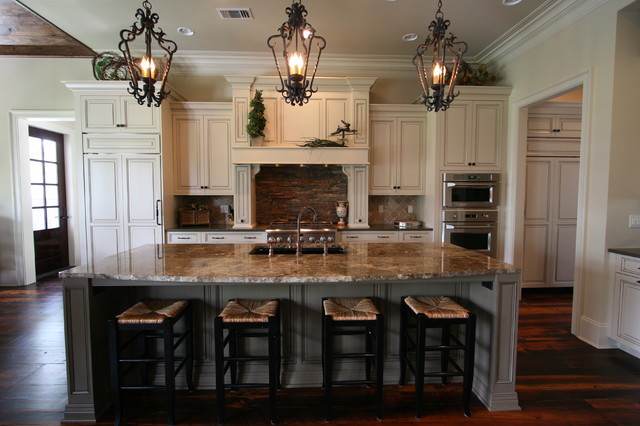 traditional kitchen design with custom mouser cabinetry and butler's