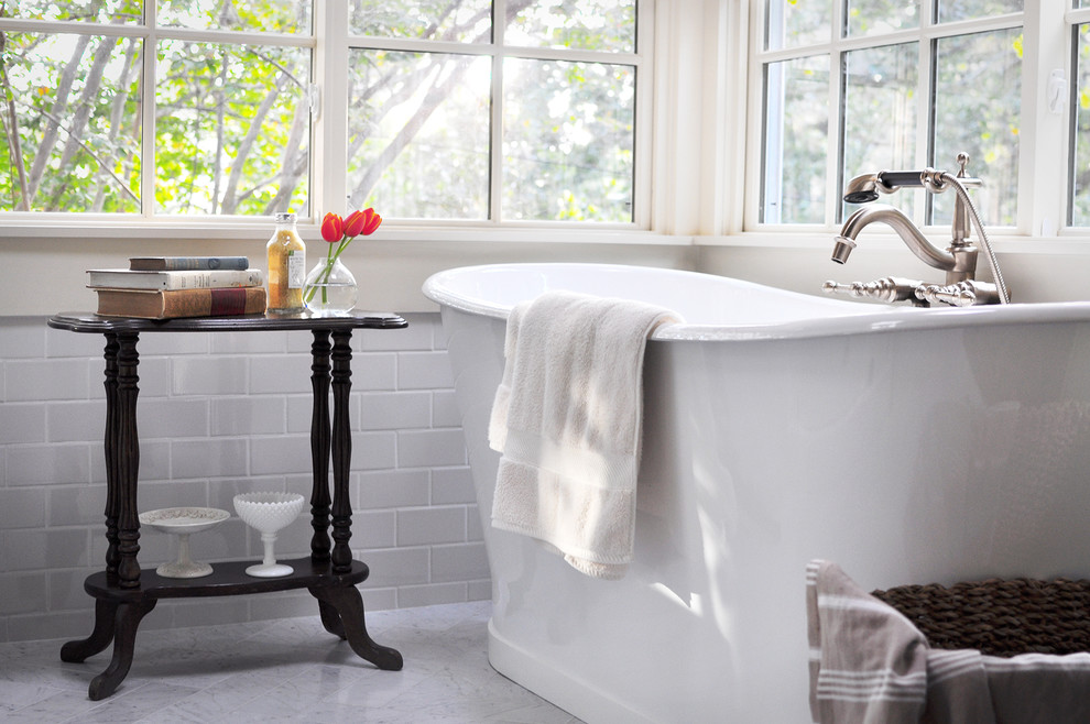 Idéer för stora vintage en-suite badrum, med ett undermonterad handfat, luckor med upphöjd panel, gröna skåp, bänkskiva i kvartsit, ett fristående badkar, vit kakel och marmorgolv