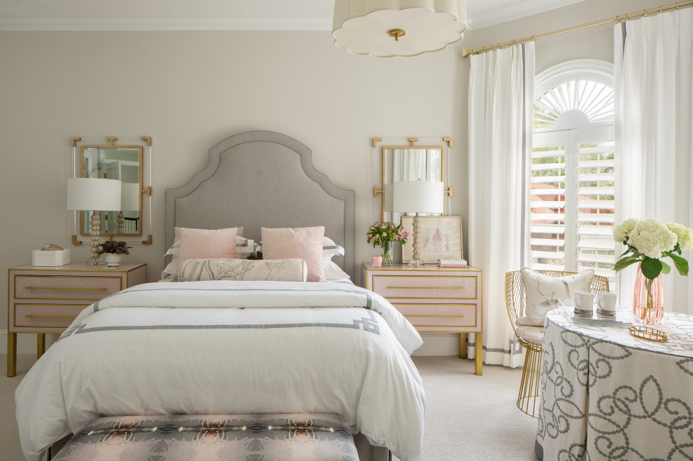 Imagen de dormitorio principal mediterráneo de tamaño medio sin chimenea con paredes beige y moqueta