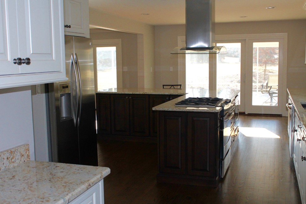 Example of a transitional home design design in Chicago