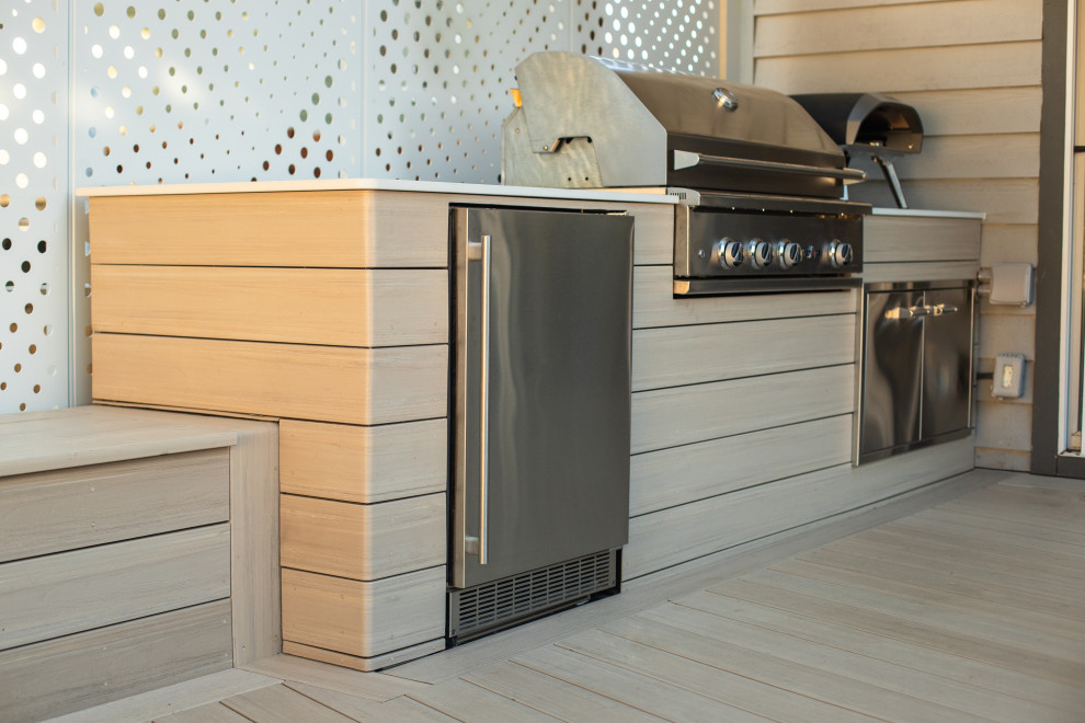 Inspiration for a transitional deck remodel in Vancouver