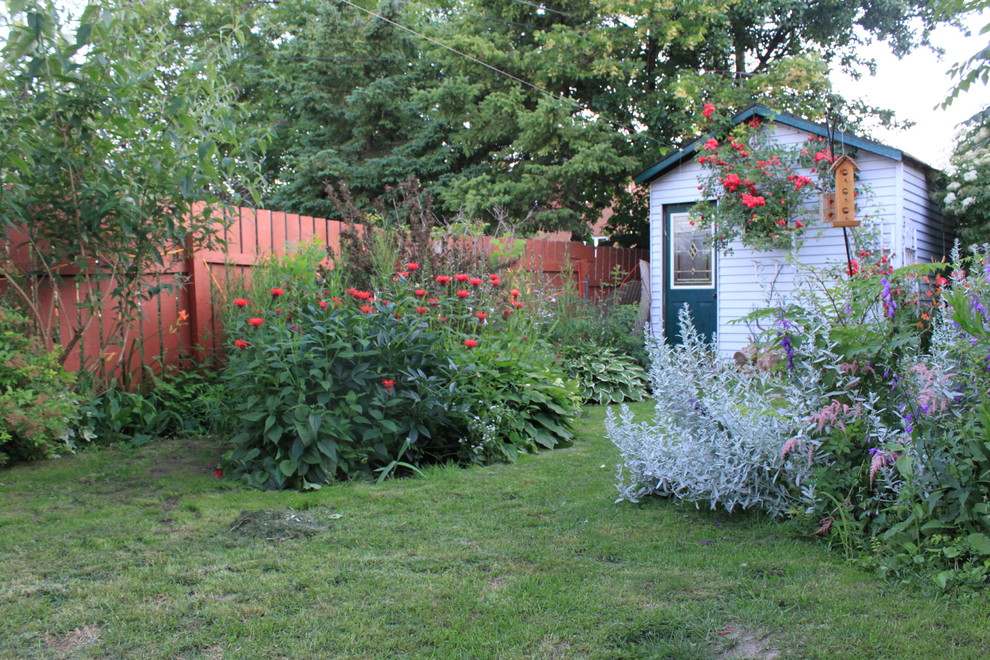 This is an example of a farmhouse backyard landscaping in Toronto for summer.