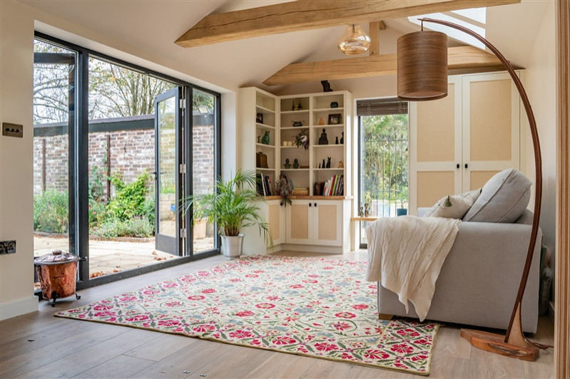 Esempio di un soggiorno tradizionale di medie dimensioni con parquet chiaro, pavimento beige e soffitto a volta
