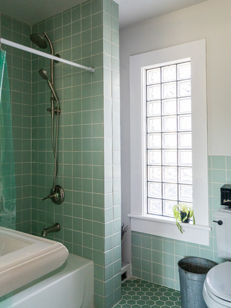 Стильный дизайн: ванная комната среднего размера в стиле ретро с зеленой плиткой, керамической плиткой и полом из керамической плитки - последний тренд