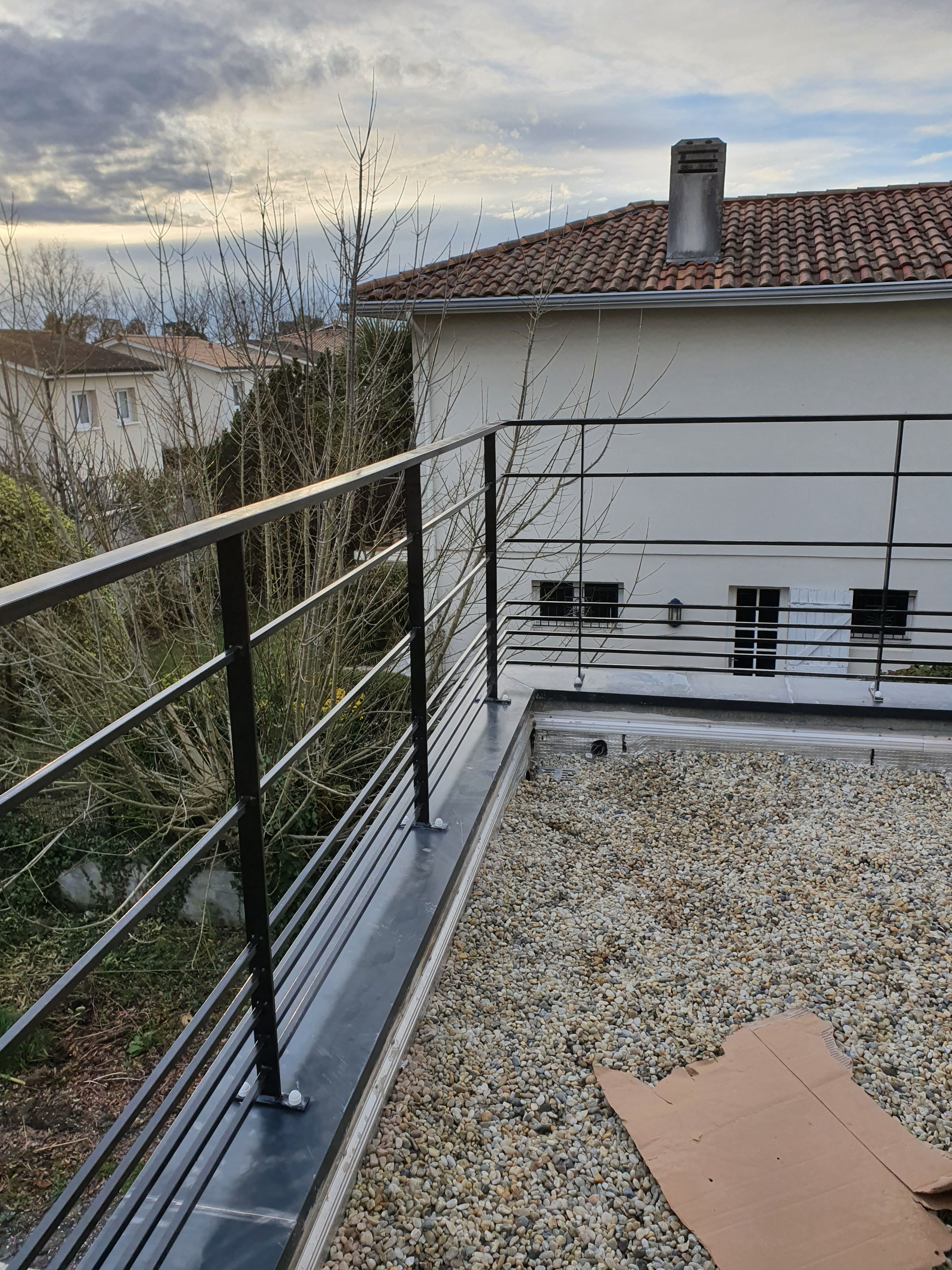 Installation d'un garde corps pour toit terrasse
