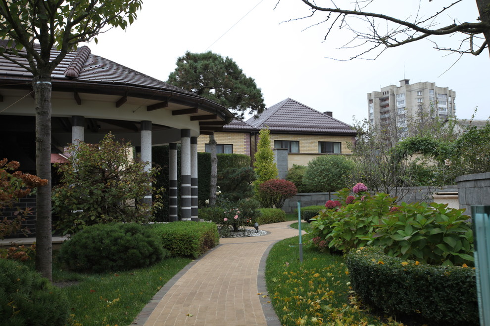 Итальянский сад с пиньями в городе