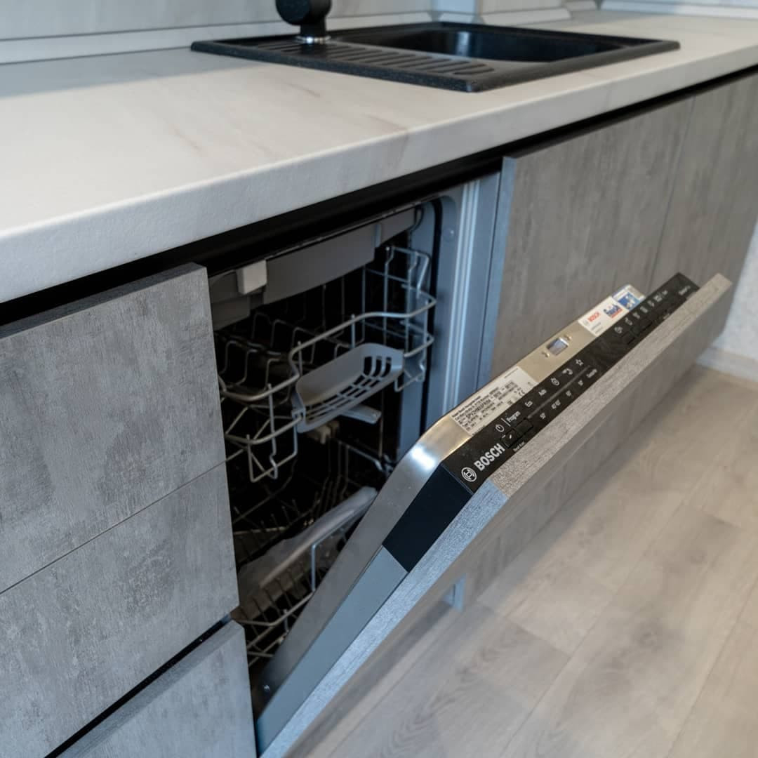 Большая светлая прямая кухня с фасадами под металл и камень