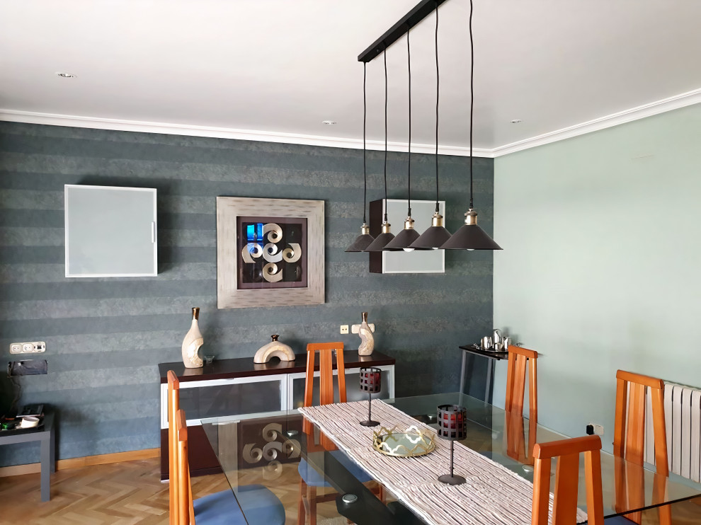 Imagen de comedor contemporáneo grande cerrado con paredes verdes, suelo de madera en tonos medios, suelo marrón, machihembrado y papel pintado