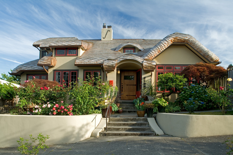 Photo of a mid-sized contemporary three-storey stucco exterior in Seattle.