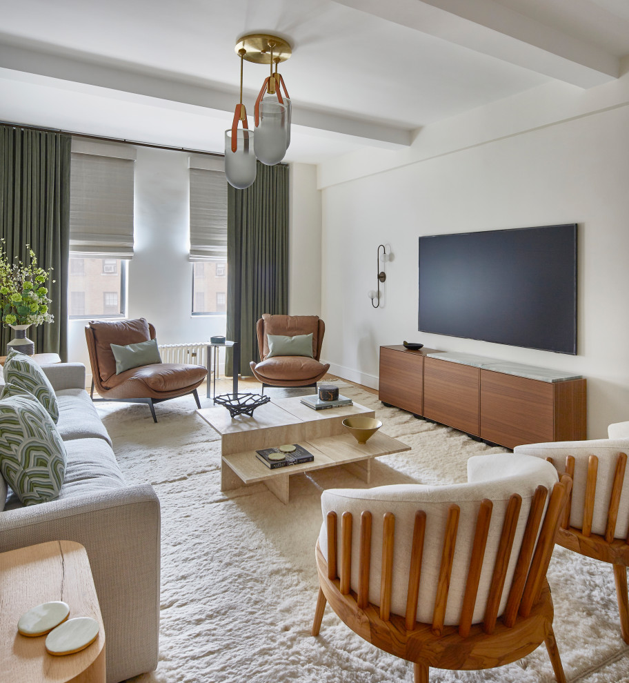 Exemple d'un grand salon tendance ouvert avec une salle de réception, un mur beige, un sol en bois brun, aucune cheminée et un téléviseur indépendant.