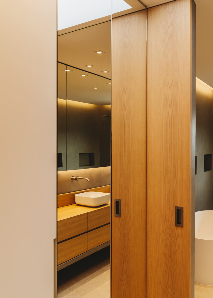 Diseño de armario y vestidor unisex minimalista grande con a medida y suelo de madera clara