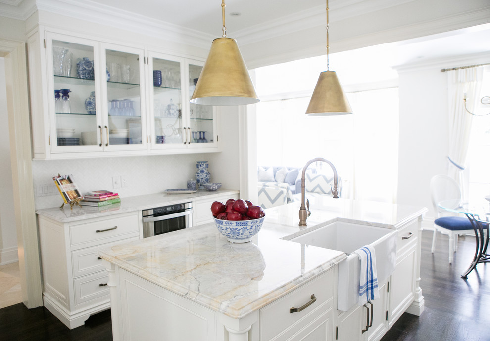 Kitchen - transitional kitchen idea in Toronto