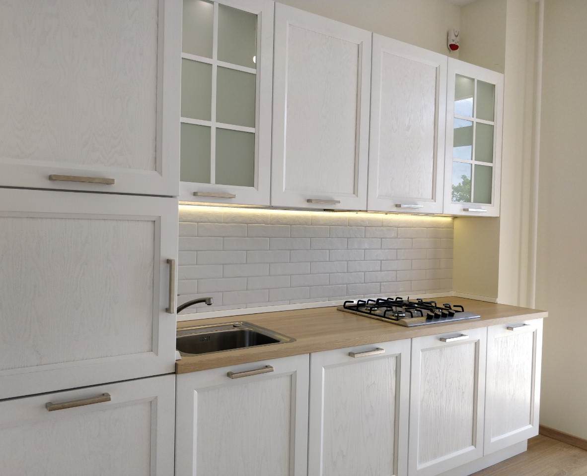 Белая деревянная кухня на берегу Балтийского моря