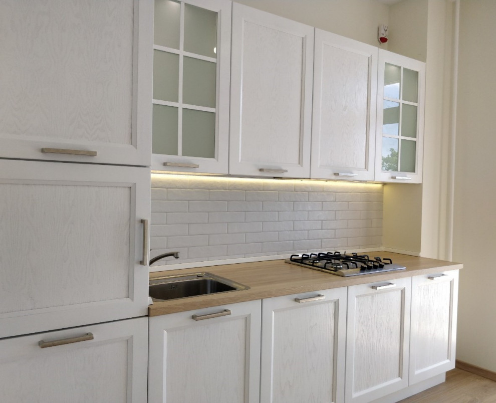 Белая деревянная кухня на берегу Балтийского моря