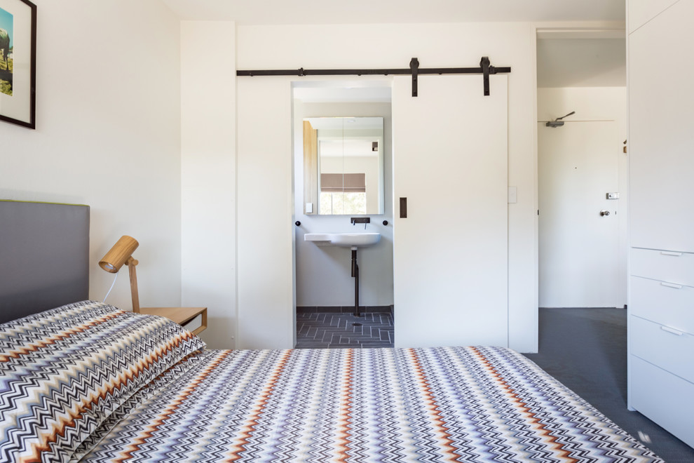 Свежая идея для дизайна: маленькая хозяйская спальня в стиле модернизм с белыми стенами, полом из линолеума и синим полом без камина для на участке и в саду - отличное фото интерьера