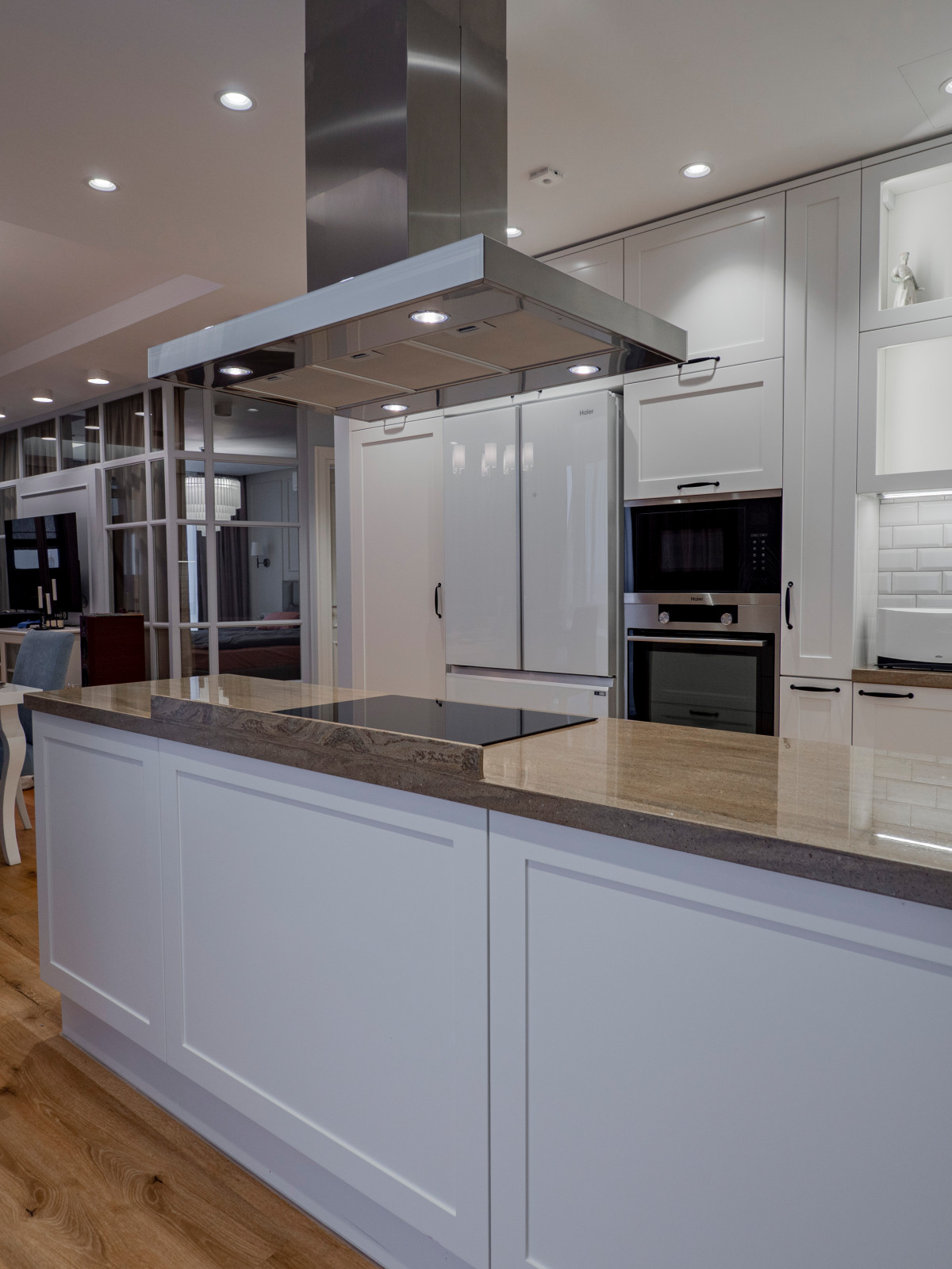 Стильная неоклассическая кухне в белом цвете