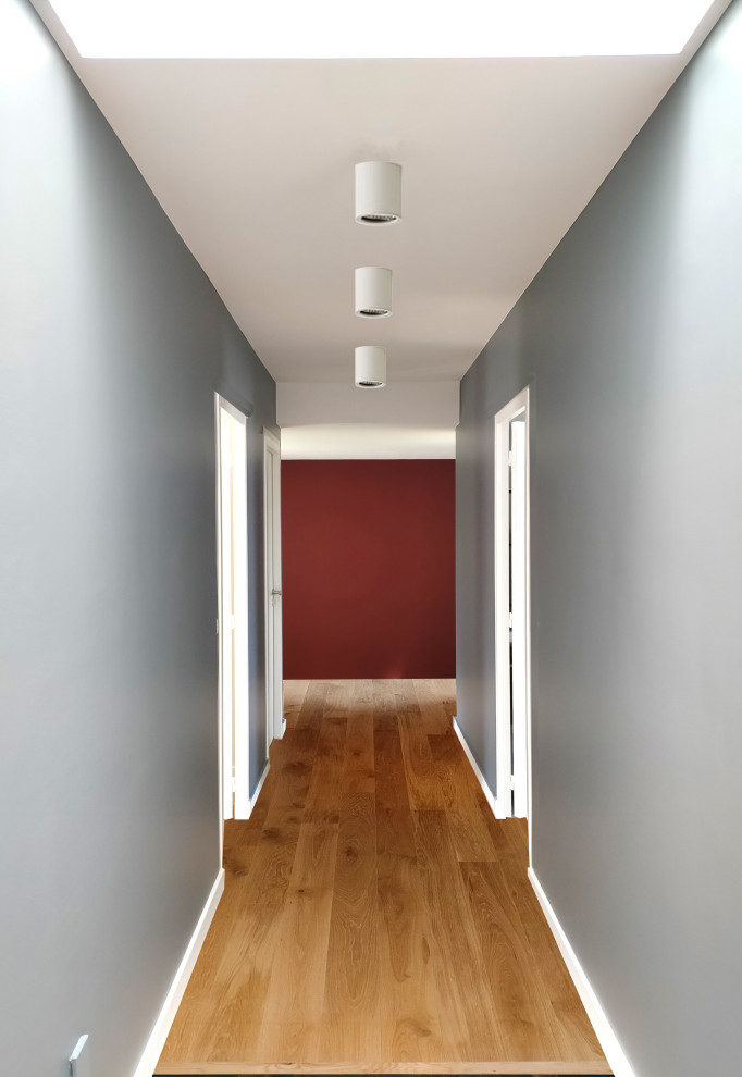 Источник вдохновения для домашнего уюта: большой коридор в современном стиле с серыми стенами