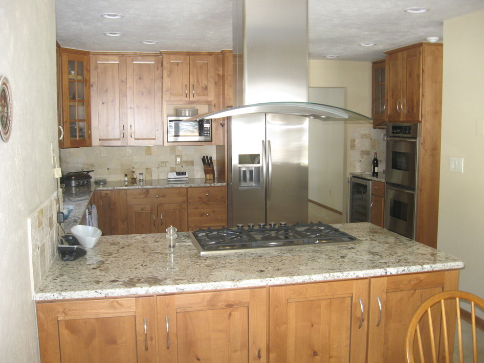 Kitchen - mid-sized transitional u-shaped kitchen idea in Denver