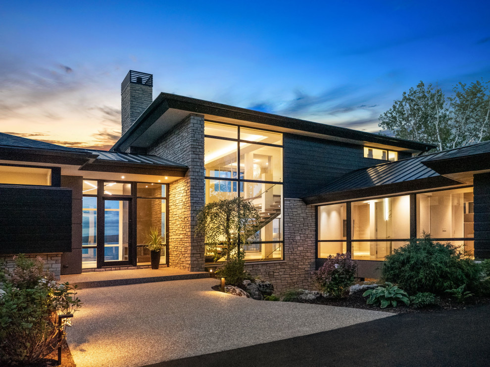 Großes, Dreistöckiges Modernes Einfamilienhaus mit Mix-Fassade, bunter Fassadenfarbe, Walmdach, Misch-Dachdeckung und schwarzem Dach in Grand Rapids