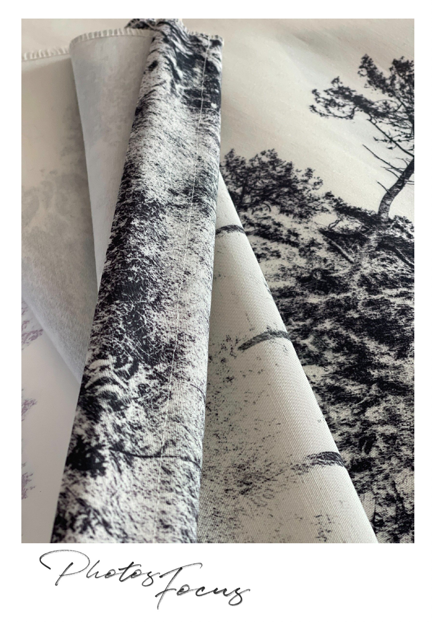 Détail de la tenture Bonabri, illustrant la texture raffinée et la qualité du tissu lin coton imprimé dans les Vosges