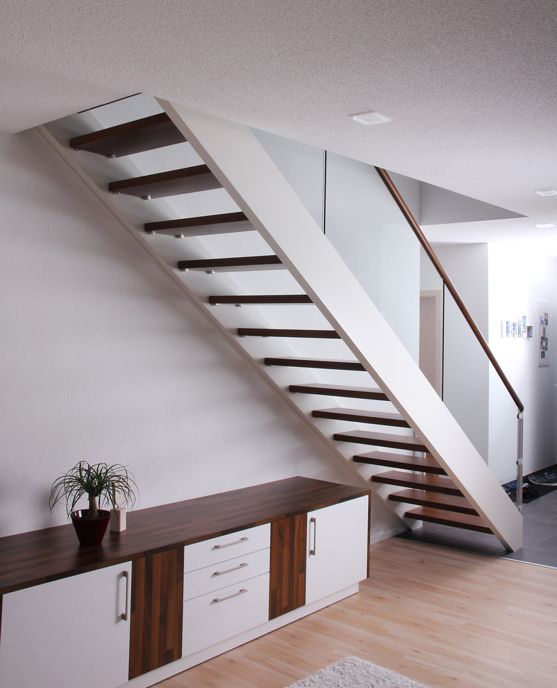 Gerade, Mittelgroße Moderne Holztreppe mit offenen Setzstufen in Sonstige