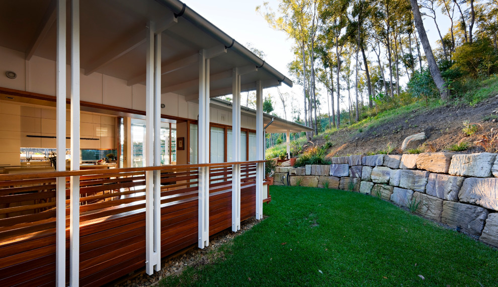 Design ideas for a mid-sized contemporary exterior in Brisbane.